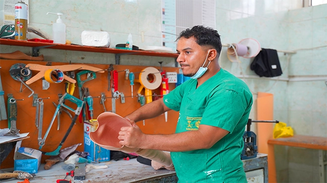 أحد الفنيين يقوم بصيانه أحد الأطراف
